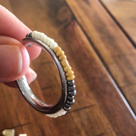 Neutral colours beaded hoop earrings - Picture 2 of 3